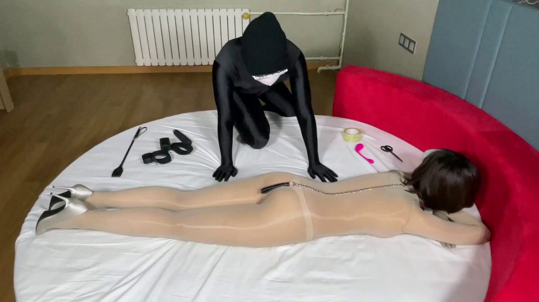 银风衣+油亮连身袜+银高跟 反差衣着勾引主人被狠狠调教（上-下合并版）-4