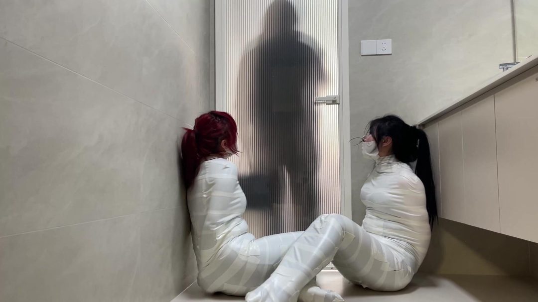 云雀定拍《被入室抢劫的美丽母女 下》 超人气漫画完美复刻 双人木乃伊捆绑蠕动 求救只有一墙之隔~-8