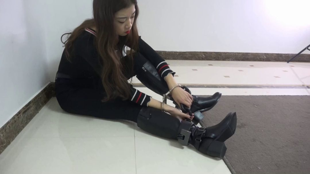 师妹体验镣铐搜身-5