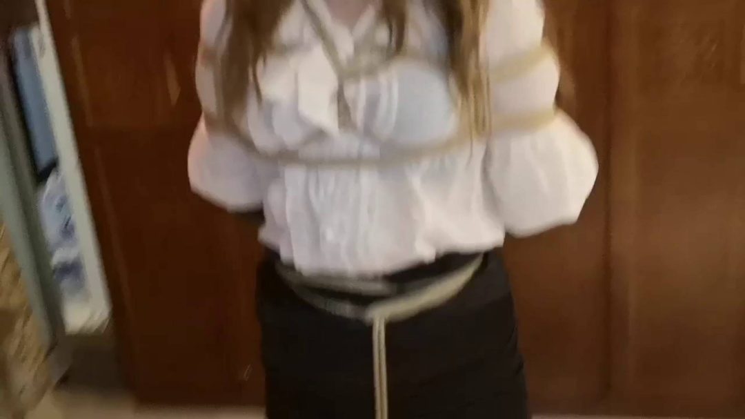 穿过膝长靴的美女经理因重罪被捕，接受过膝长靴、长手套、紧缚镣铐之刑-6