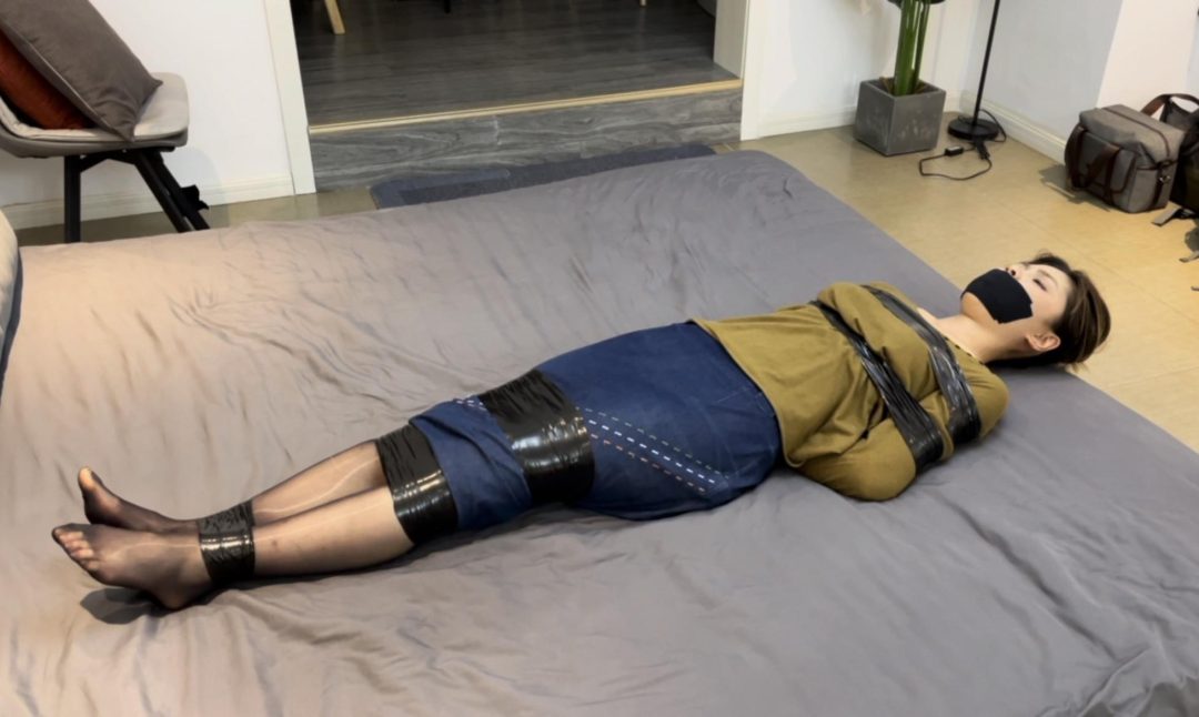 【小晗】黑丝与胶带的捆绑-11