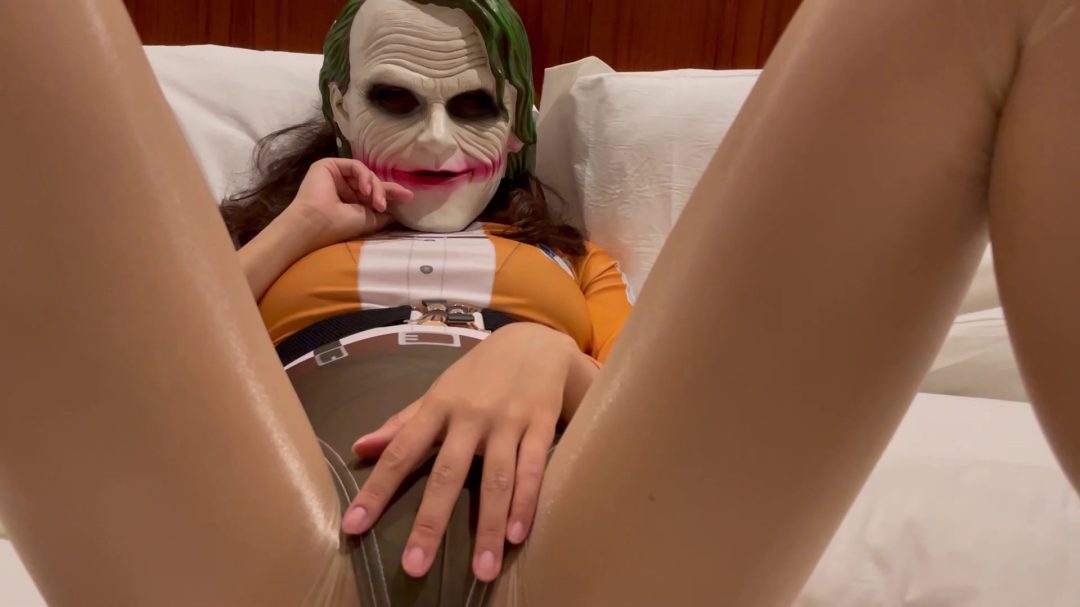 腿好穿亮丝！丝袜套头全包木乃伊！五官变形、胶带束缚-1