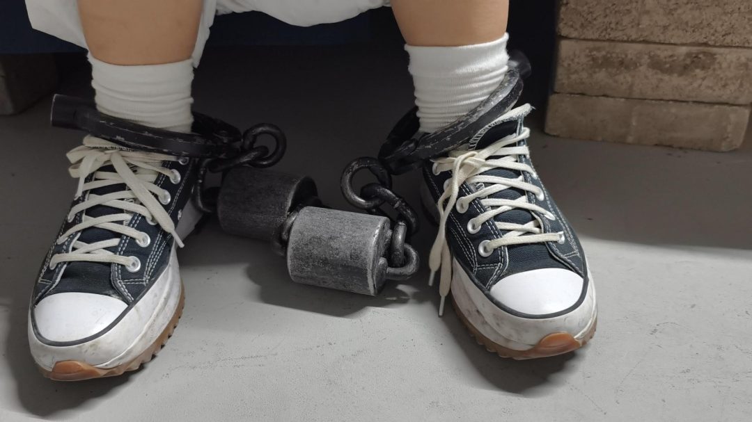 【鑫鑫工作室】新模特小艾云思饰演女贩和人犯，被逮捕后还不老实，于是先踮起脚来拷上，到监狱后又苏秦背剑铐起来，终于忍受不了，承认了犯罪经过-14