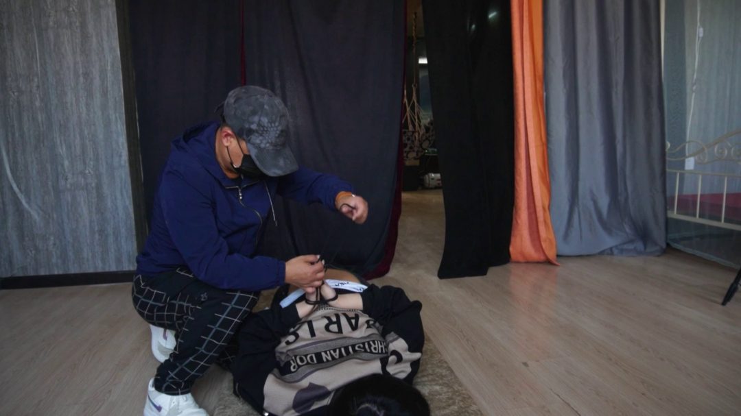 颖儿破洞牛仔裤-4