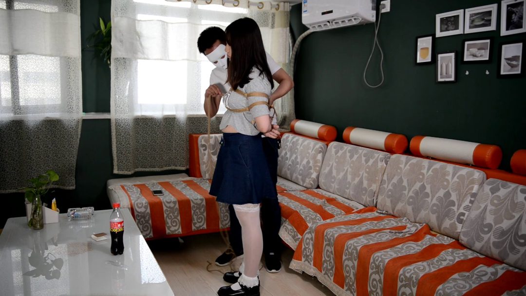 大学生妹子小敏白丝棉袜紧缚TK-3