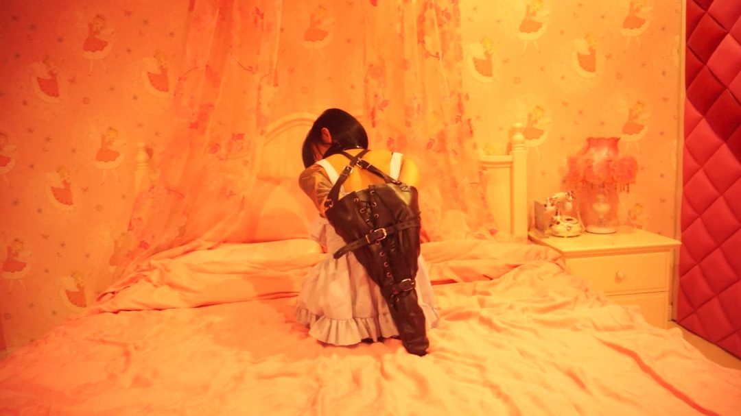 性感美女堵嘴皮革手套挣扎-1