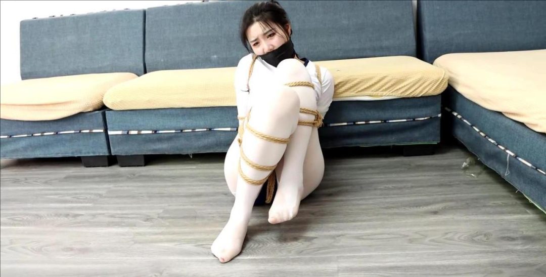 king剧情定拍！《日式白丝体操服美女的囚禁游戏02》白丝丽人蟹缚 失禁丝袜脚湿透-7