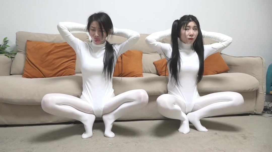 king定拍《鬼屋缚影——双人白丝牵线木偶》刘洋 吴晗性感油光白丝体操服美女 美女们入住鬼屋 被控制玩弄成牵线人偶肆意玩弄-13