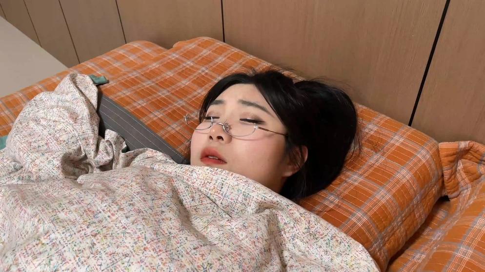 king云雀定拍《油光丝袜美女租客—粘液陷阱01》超清4k画质 粘液丝袜诱惑 性感油光灰色美女 遭遇粘液陷阱 嘴巴被粘液封死 脚上涂满了润滑油无法站立逃脱~-1