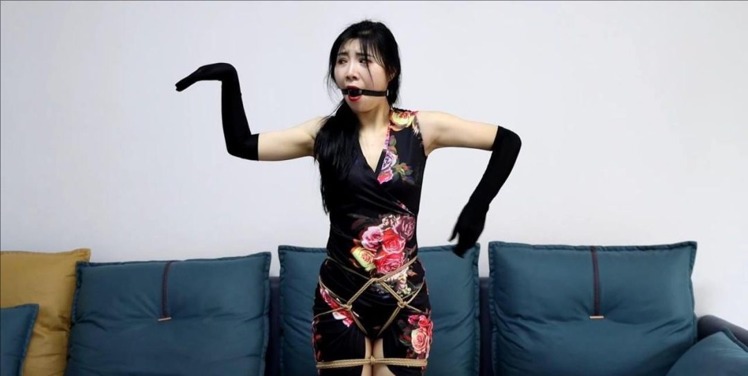 KING精彩定拍《被控制的真人美女玩偶01》性感美女被改造成真人玩偶 身体被肆意控制如同牵线木偶-2