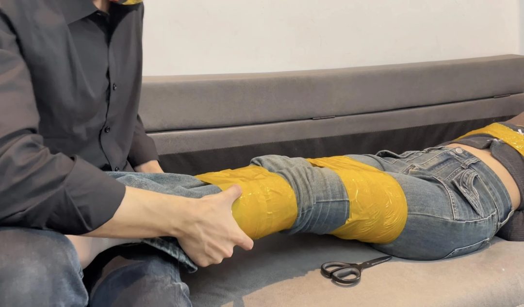 白袜与黄色胶带，严实地封嘴~-3