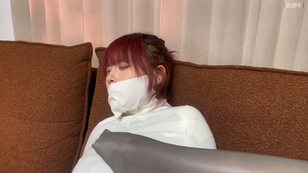 king云雀定拍超人气系列《女奴贩卖直播间——丰满木乃伊女奴01》超清画质 吴晗 曼妮 超丰满性感身材 泡沫胶带完美密封的美人茧 全程都有剧情 美女不停蠕动挣扎-10