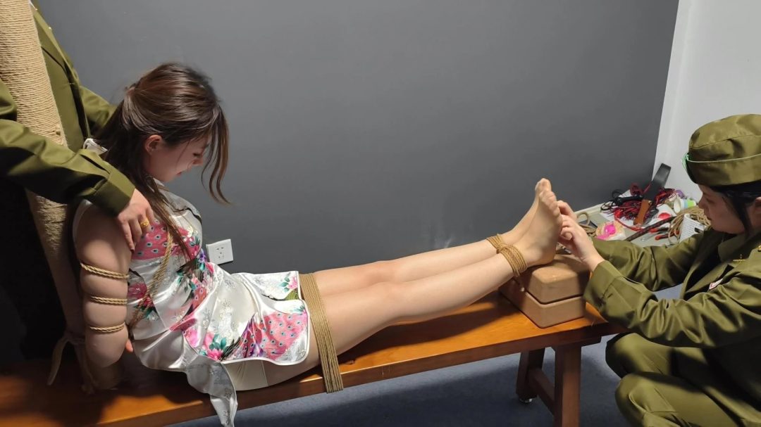 上篇 三位女模特倾情演绎，女学生被特务抓住逼问情报下落，在各种KB,YK,鞭打，老虎凳下，仍不肯招供，她能等到同伴来救她吗？同伴能安全离开吗？-8