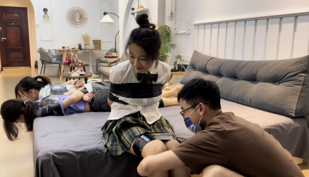 【小依】【小汪】【小杨】毛巾堵嘴，光面胶带封嘴后，继续互相解脱，捆绑+封嘴全过程，3个人的简单挣脱实验3~-5