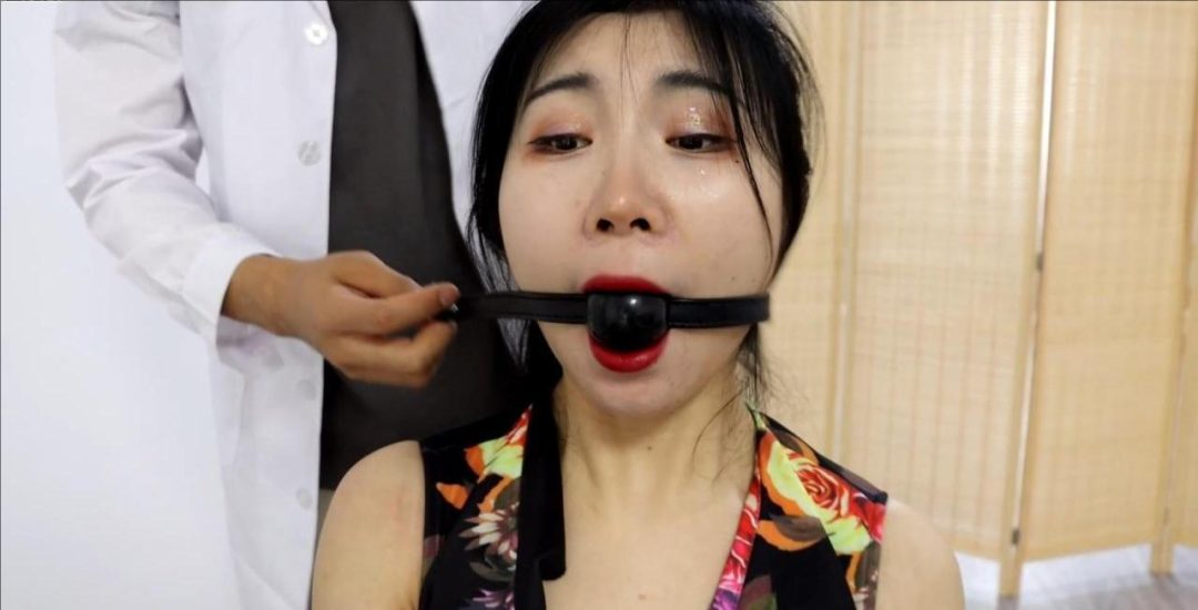 KING精彩定拍《被控制的真人美女玩偶01》性感美女被改造成真人玩偶 身体被肆意控制如同牵线木偶-6