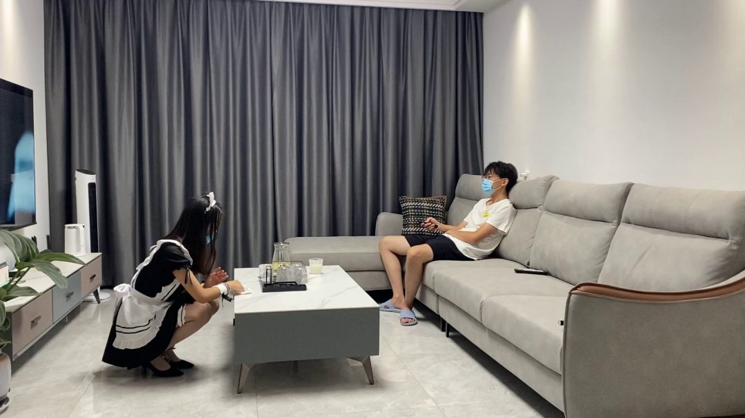 女仆装手铐脚铐自缚打扫卫生，因挡主人看电视被主人戴单手套惩罚+打屁股-1