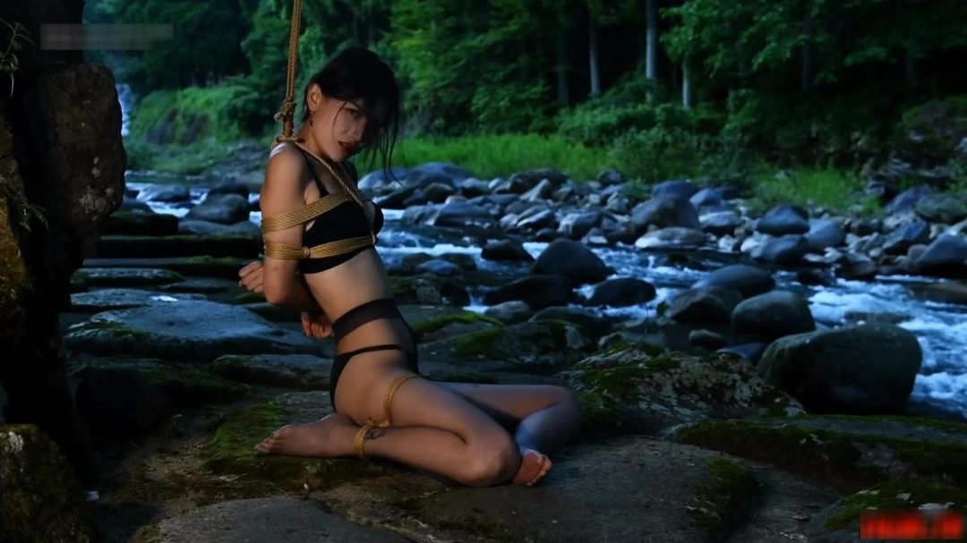 《甜甜日本旅拍瀑布黑丝吊绑》 甜甜-5