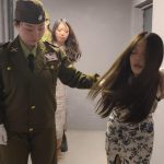 【鑫鑫工作室】黎明前的较量-两名地下情报交易者被抓捕，为了不泄露情报受尽各种折磨，老虎凳，夹脚指头，鞭子抽打，被子弹打伤，胆小的妹妹被吓得哇哇大哭，也无济于事。新人模特，希望大家多支持原创定拍。