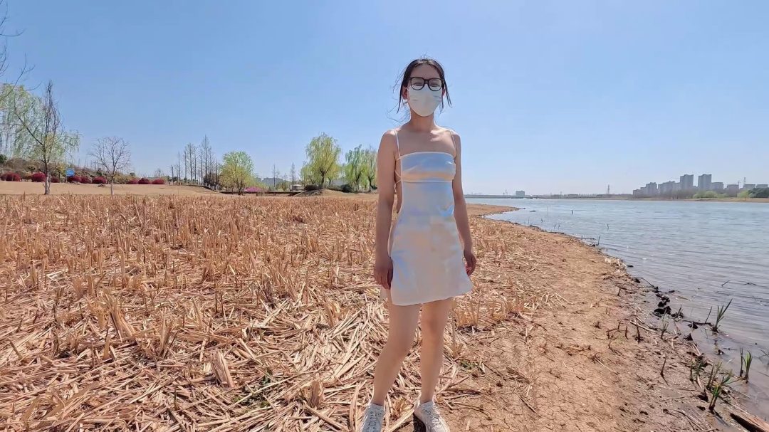 【Raymond】逛公园的小美女身上只有短小的露背睡裙和一些铁疙瘩-3