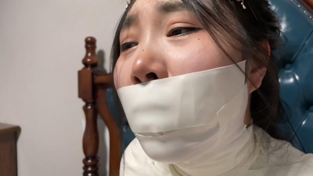 king定拍《美女直播的木乃伊诅咒 下》主播美女被诅咒变成完美的木乃伊 倒霉的美女只能像人茧一样满地蠕动妄图逃走 模特卖力表演挣扎蠕动 全包爱好者不要错过！-4