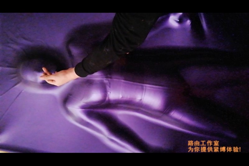 两个M 被锁在一起 镣铐囚笼-5