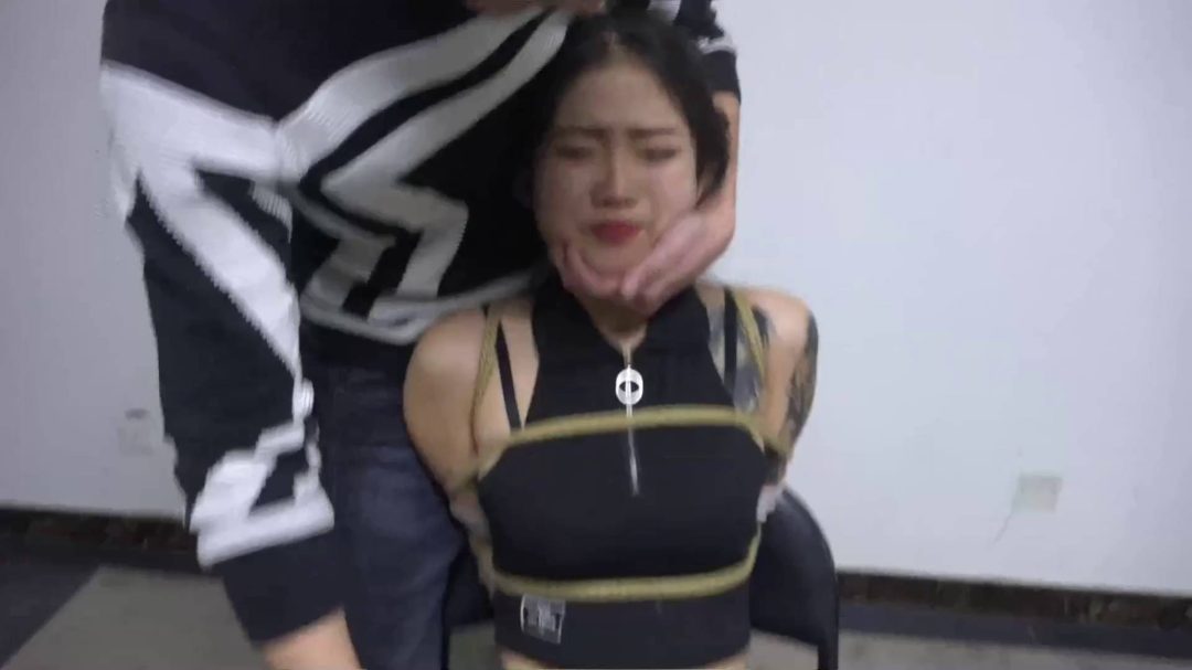 定制漂亮女孩居家驷马 丝袜堵嘴-2