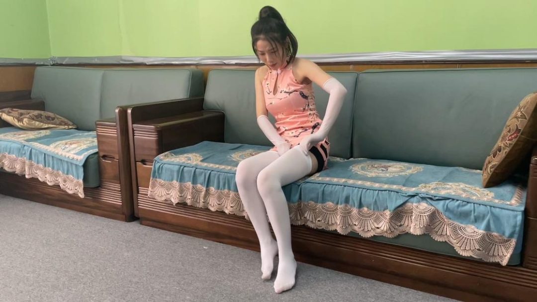 king定拍《自动拘束服装 上》美丽模特们试穿神秘品牌的服装 直播过程中服装突然变的停不下来 性感美丽的服装不停的融合包裹 将她们包裹成蠕动人棍-6