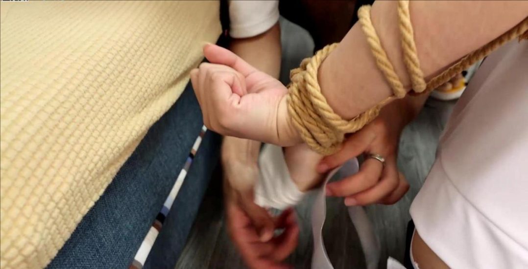 king剧情定拍！《白丝笨蛋美女的奇怪自缚01》笨蛋美女意外被绳子缠缚结果越挣扎捆绑的越紧 超有趣剧情~-9