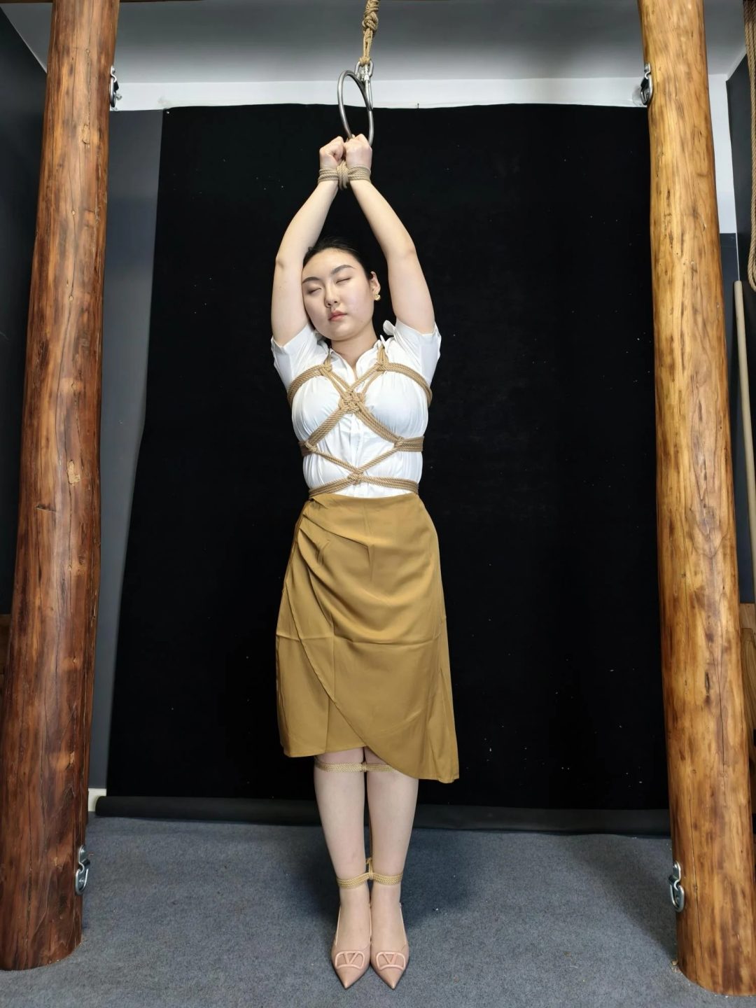 杀手黑玫瑰来找M国间谍老大，不料被秘书骗走被绑起来驷马鞭打，挣脱束缚后将秘书反杀，鞭打，点击，带口球，秘书口水直流。。-5