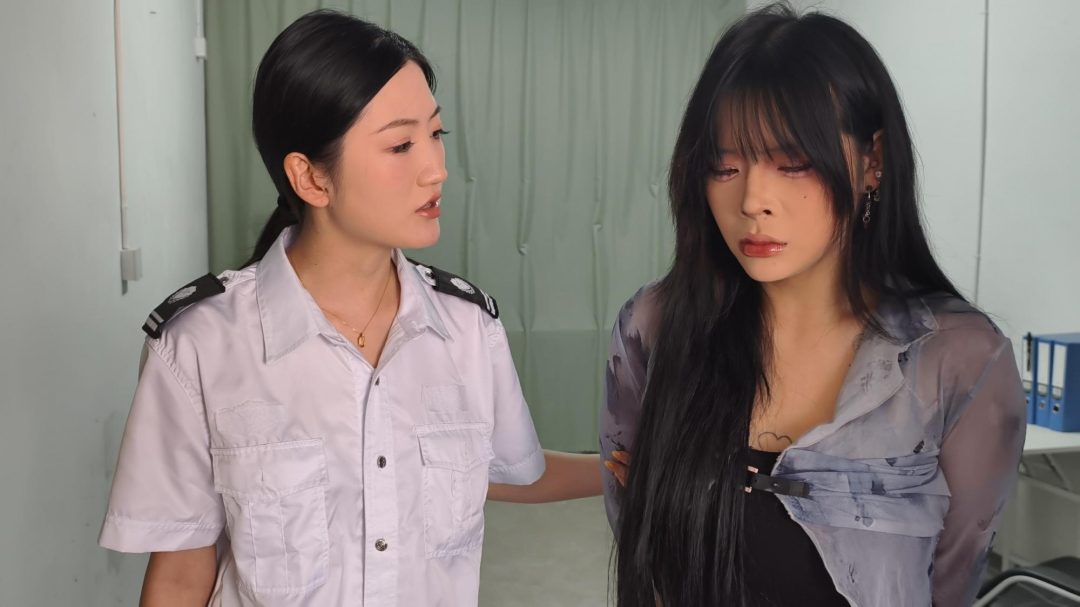 【鑫鑫工作室】一名女子因转发YH视频而被传唤自首。她声称自己只是觉得好玩，并未故意传播。然而，她的行为已构成犯罪，并对其进行了严厉的批评和惩罚，包括让她赤脚蹲下、提裤子等羞辱行为-1