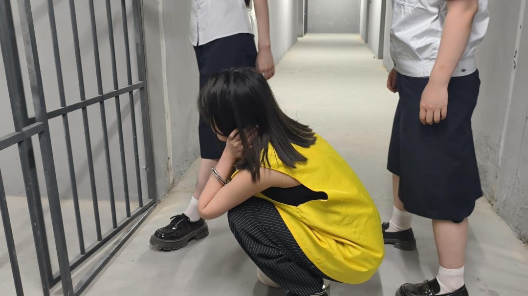 【鑫鑫工作室】新模特小艾云思饰演女贩和人犯，被逮捕后还不老实，于是先踮起脚来拷上，到监狱后又苏秦背剑铐起来，终于忍受不了，承认了犯罪经过-6