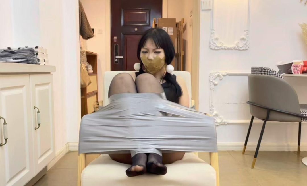 【小鹿】小鹿的胶带椅子束缚，黑丝小脚拼命挣扎-11