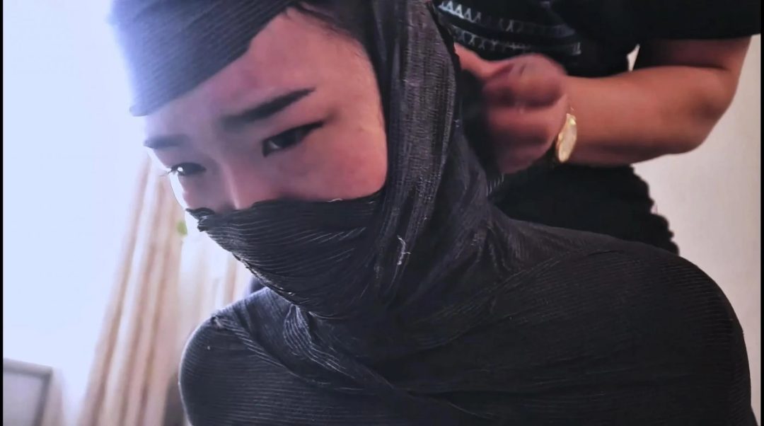 king定拍《黑白木乃伊姐妹 下》 双御姐 全包成木乃伊 包裹成只能蠕动的黑白色人茧-3