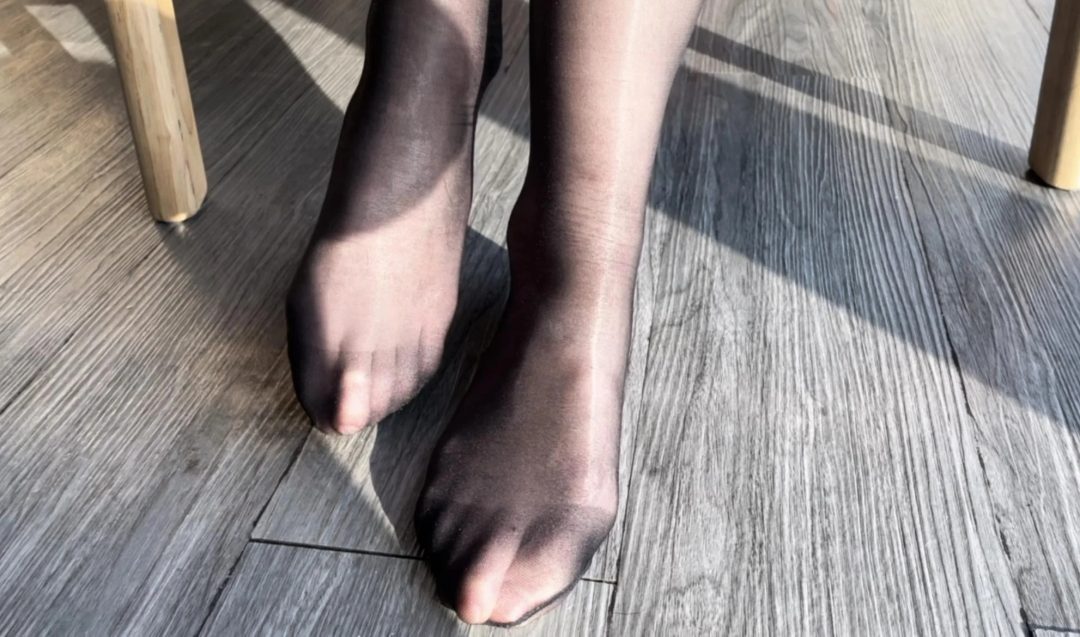 【小雪】 看腻了挣扎，换点清新口味，黑丝与白丝，在阳光下的惬意-4