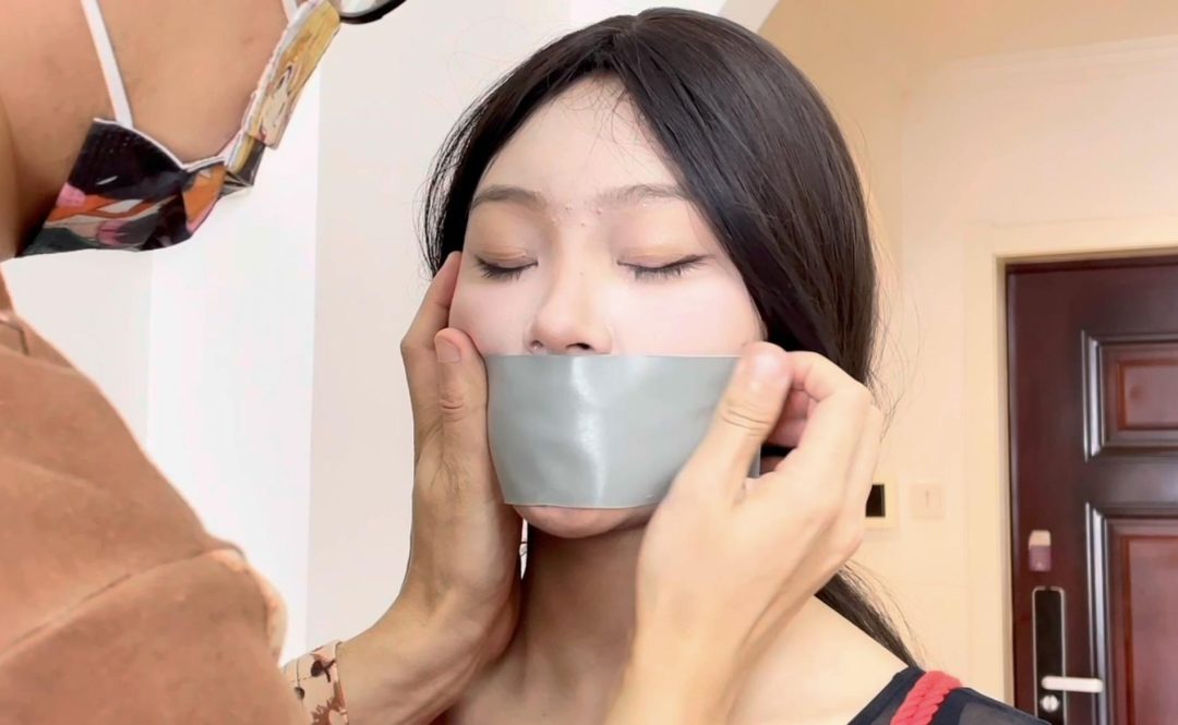 【缚艺录】【小林定拍】丝袜塞嘴+红绳驷马+粉色胶带捆绑-2