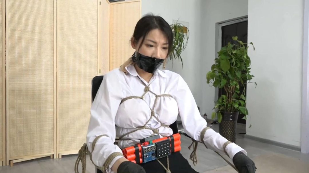 king定拍《黑丝白领柳洋的DID炸弹危机03》黑丝美女炸弹危机 知道拆弹密码却因为堵嘴有口不能言-1