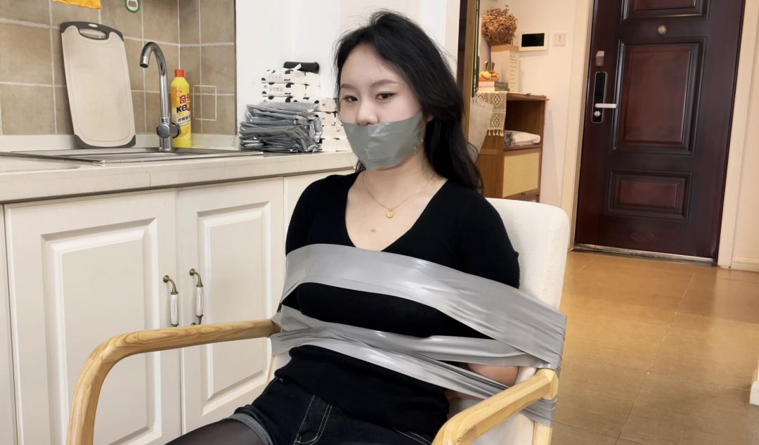 缚艺录 【小知】黑丝、胶带、椅子与多重封嘴-2