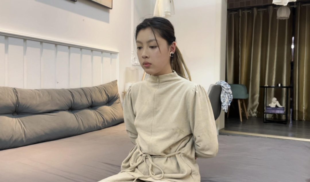 【小晗】 黑色胶带下的驷马挣扎-1