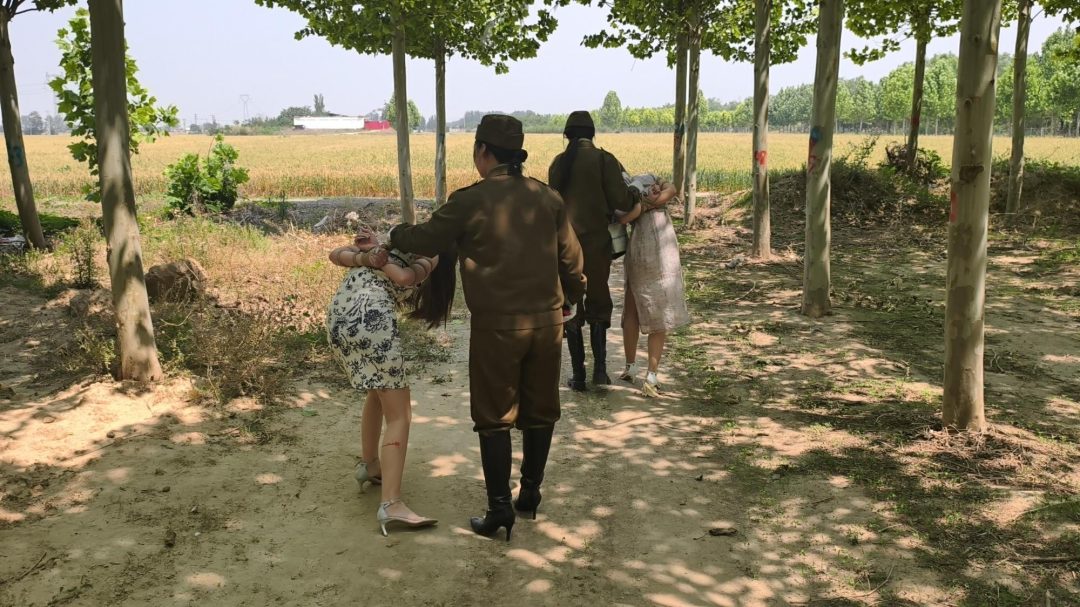 【鑫鑫工作室】黎明前的较量-两名地下情报交易者被抓捕，为了不泄露情报受尽各种折磨，老虎凳，夹脚指头，鞭子抽打，被子弹打伤，胆小的妹妹被吓得哇哇大哭，也无济于事。新人模特，希望大家多支持原创定拍。-1