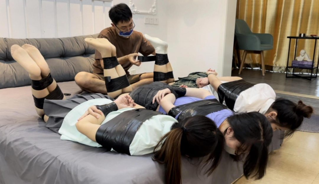 【小依】【小汪】【小杨】毛巾堵嘴，光面胶带封嘴后，继续互相解脱，捆绑+封嘴全过程，3个人的简单挣脱实验3~-9