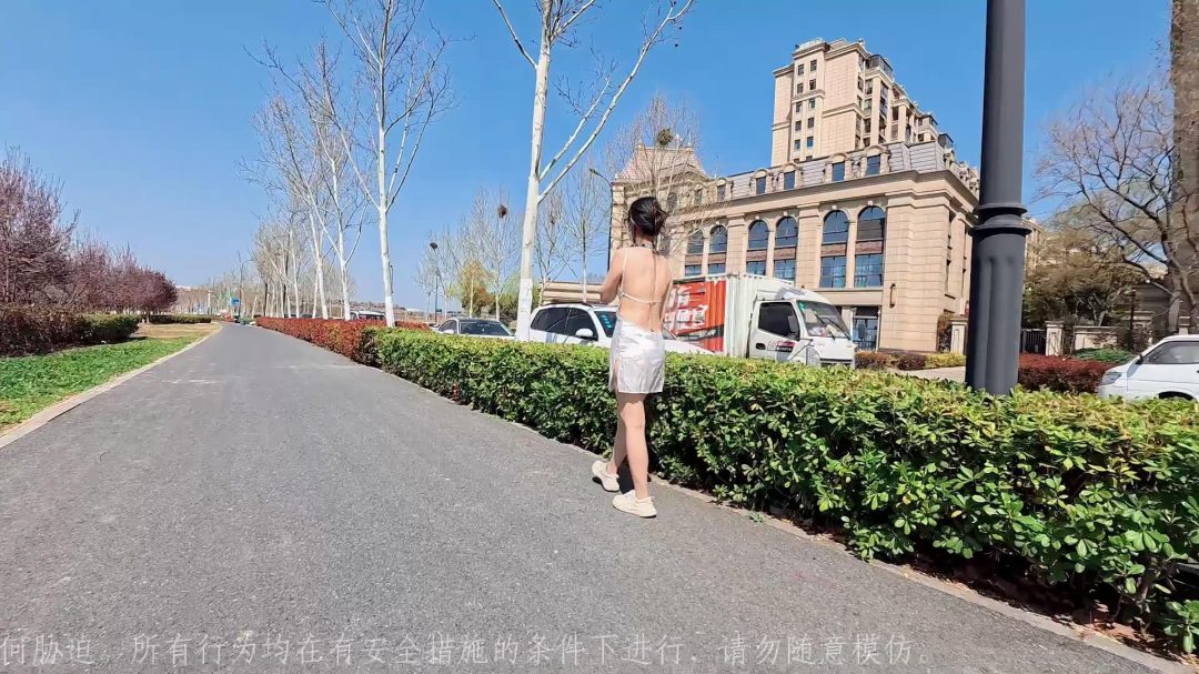 【Raymond】逛公园的小美女身上只有短小的露背睡裙和一些铁疙瘩-9