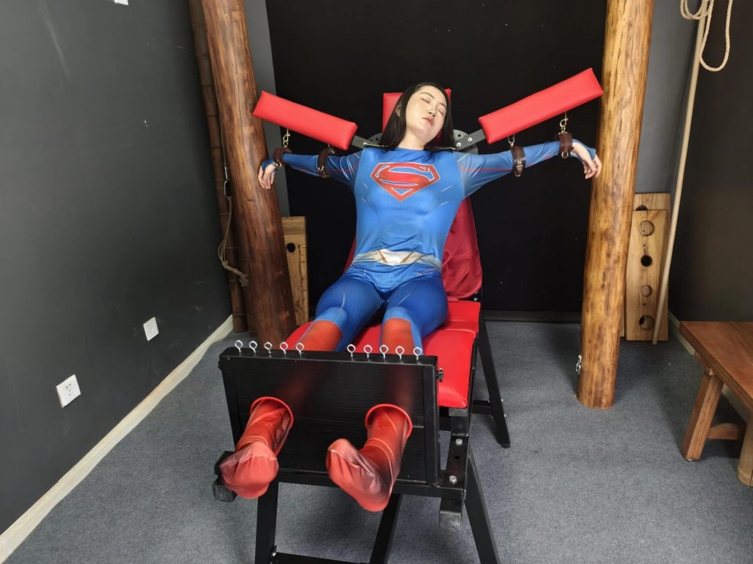 神奇女侠找到暗夜女王索要文件，结果被暗算，绑起来后TK，神奇女侠最后的结局会是什么。-6