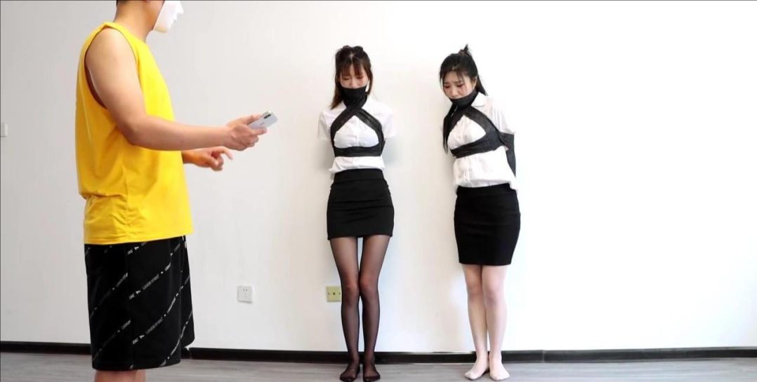 king剧情定拍！《黑丝与白丝的白领囚禁01》2位性感丝袜美女被装箱绑架 性感白领互相帮助逃跑 丝袜美腿被控制玩弄-7