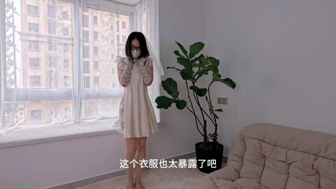 小美女约绳师把自己绑成男朋友喜欢的样子作为圣诞礼物（情趣婚纱/纱布胶贴堵嘴/乳铃/TD/M腿放置）-4