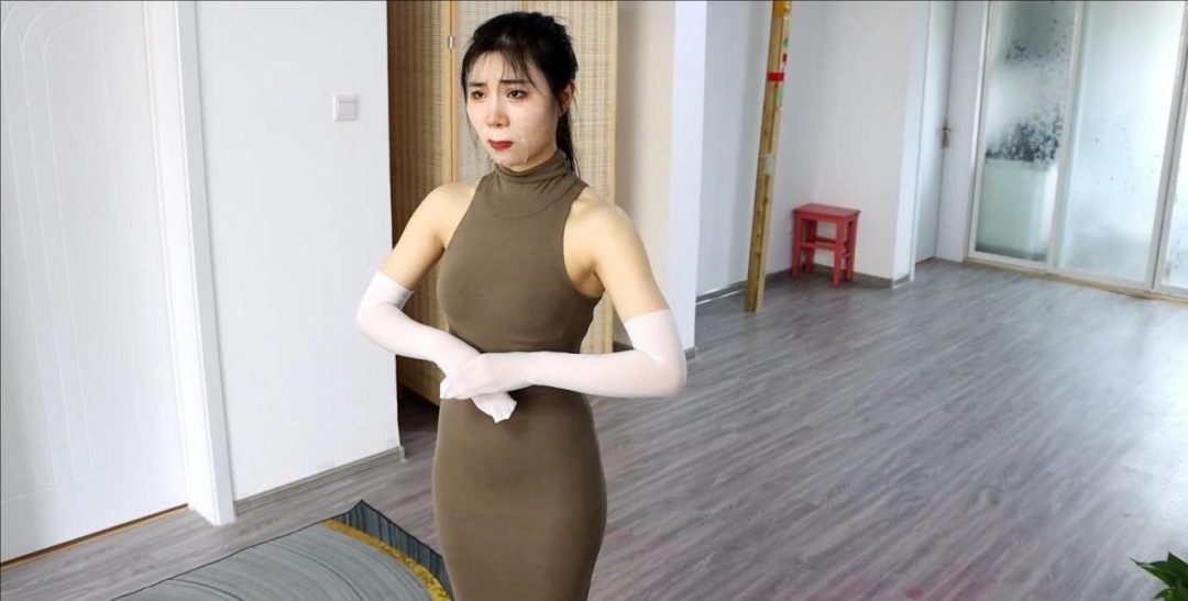 KING精彩定拍《被控制的真人美女玩偶续集01》高领白丝美女玩偶 身体被控制被人肆意玩弄控制-2