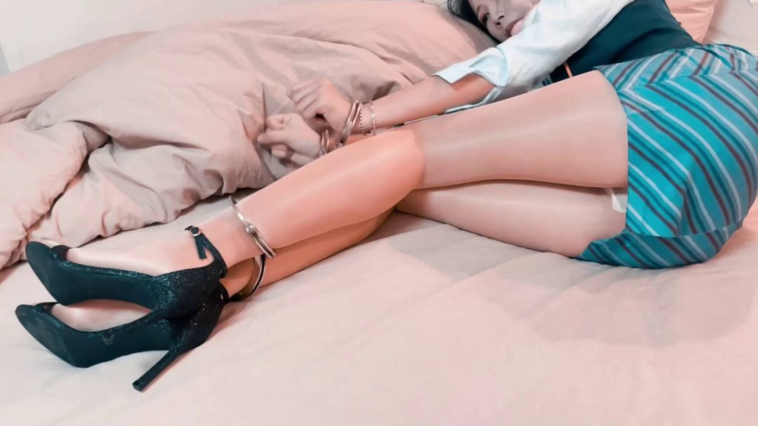 空姐私下玩手铐，不料被劫！-6