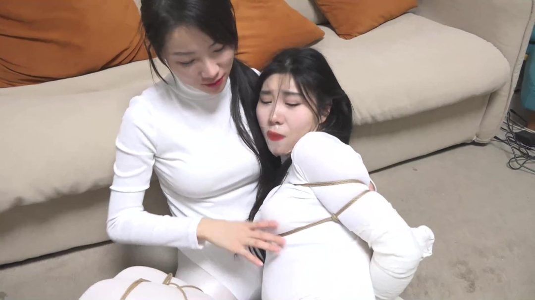 king定拍《白丝女奴的贩卖直播01》刘洋 吴晗2位性感的油光白丝体操服美女 主播介绍性感可爱的女奴 结果自己玩丢了 主播也被捆绑顶替女奴-7