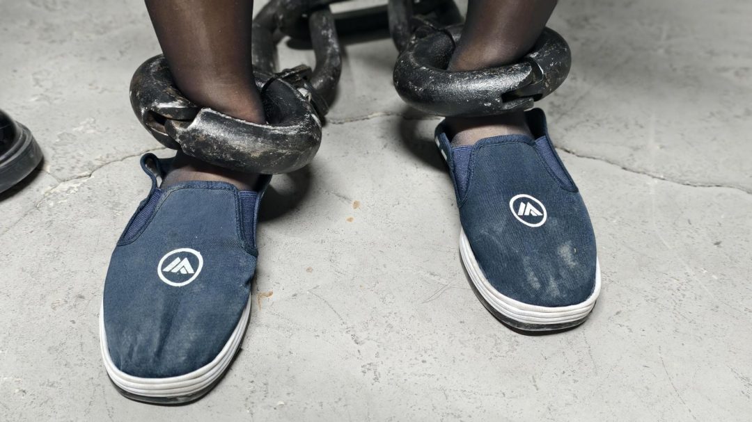 【鑫鑫工作室】一名涉嫌网络传播YH内容的女主播进行审问和教育的过程。女主播因在网络上从事色情直播并涉及诈骗行为而被捕。一开始她拒不交代，被待到刑讯室跪下带口枷，铐在柱子上。-11