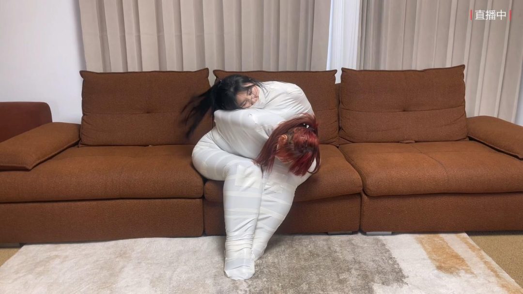 king云雀定拍超人气系列《女奴直播间——丰满木乃伊女奴02》超清画质 吴晗 曼妮 超丰满性感身材 吴晗弄丢女奴 结果自己也被包裹成木乃伊 2个木乃伊蠕动挣扎 打斗 究竟谁会被卖走？全程都有剧情-7