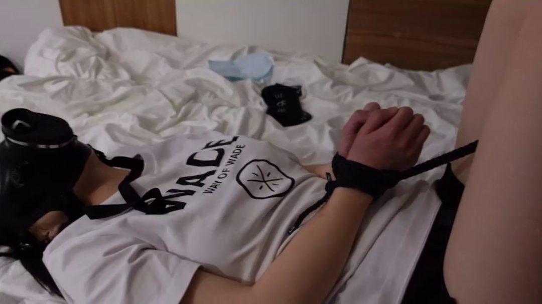 小芳妹子被绑在栏杆上进行tk 打脚心 头套进行等-5